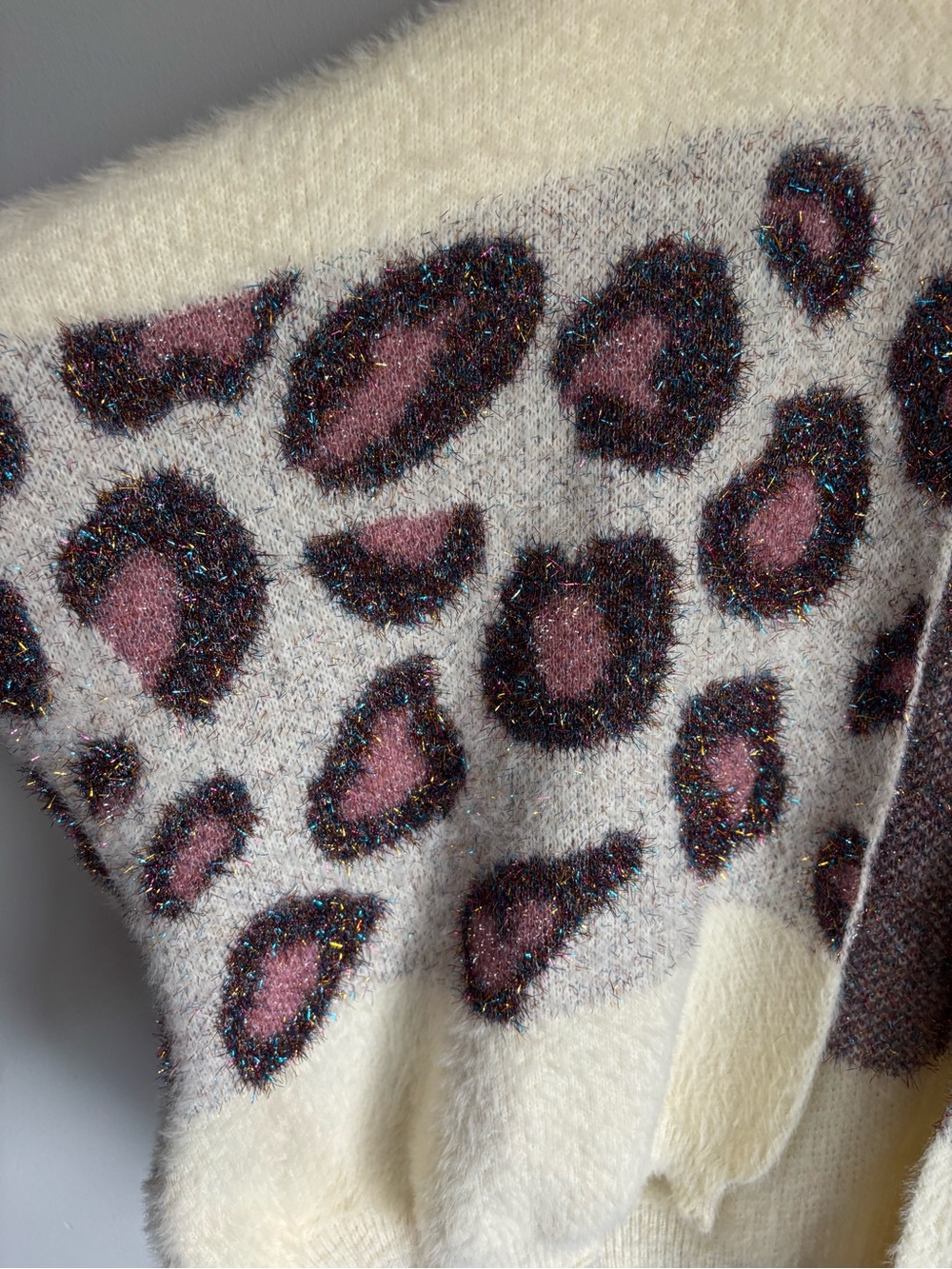 Anthropologie Fuzzy shimmer metallic leopard print shall one size - Picture 5 of 7
